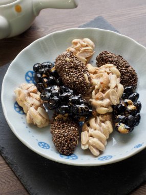 Kore geleneksel aperatifler Sweetricepuffs, siyah susam gangjeong, fıstık gangjeong