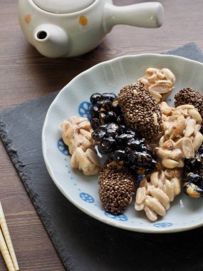 Kore geleneksel aperatifler Sweetricepuffs, siyah susam gangjeong, fıstık gangjeong