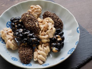 Kore geleneksel aperatifler Sweetricepuffs, siyah susam gangjeong, fıstık gangjeong