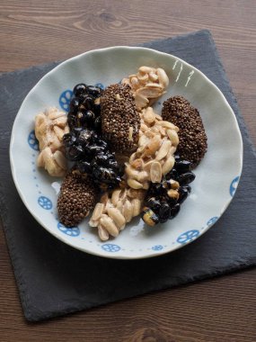 Kore geleneksel aperatifler Sweetricepuffs, siyah susam gangjeong, fıstık gangjeong