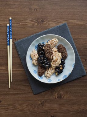 Kore geleneksel aperatifler Sweetricepuffs, siyah susam gangjeong, fıstık gangjeong