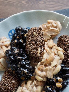 Kore geleneksel aperatifler Sweetricepuffs, siyah susam gangjeong, fıstık gangjeong