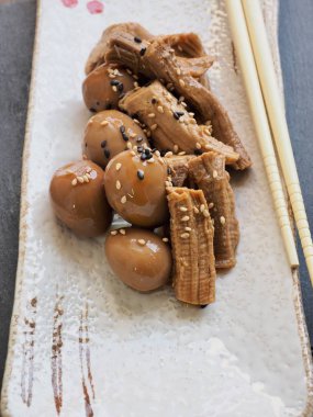  Asya gıda domuz eti ve Bıldırcın yumurta soya sosu