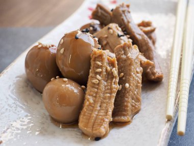  Asya gıda domuz eti ve Bıldırcın yumurta soya sosu