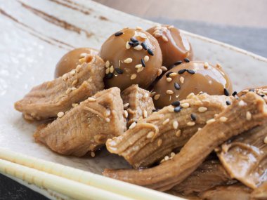  Asya gıda domuz eti ve Bıldırcın yumurta soya sosu