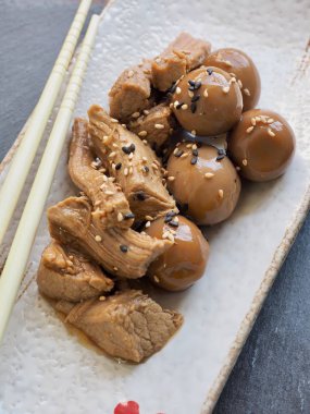  Asya gıda domuz eti ve Bıldırcın yumurta soya sosu