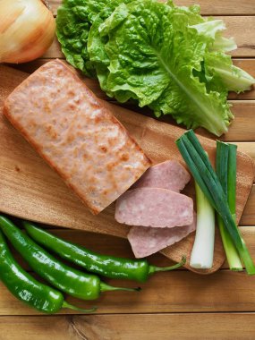 Domuz jambon ve sebzeleri ve meyveleri 