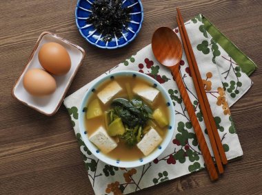 Kore Gıda soya ve ıspanak hamur yahnisi, doenjangguk, miso çorbası