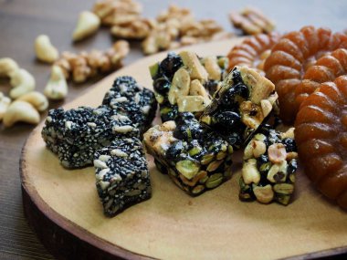 Kore geleneksel tatlılar ve kurabiye ve Fındık Mix, gangjeong, Yakgwa, Bal Çerez 