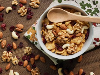 Gevrek ve fındık karışımı ile Kaşık