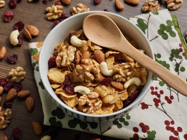 Gevrek ve fındık karışımı ile Kaşık