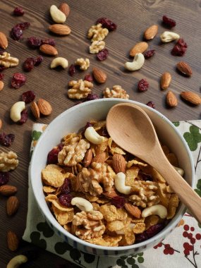 Gevrek ve fındık karışımı ile Kaşık