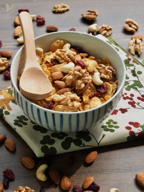 Gevrek ve fındık karışımı ile Kaşık