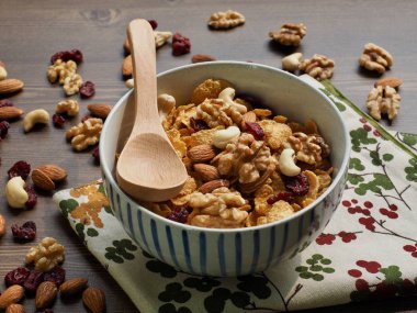 Gevrek ve fındık karışımı ile Kaşık