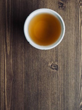 Tahta tahtada çay, porselen fincanlar, siyah çay.