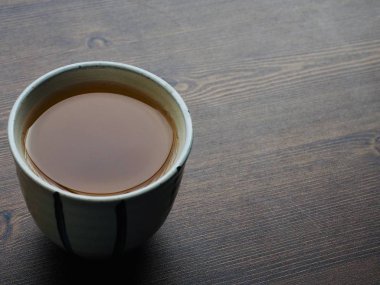 Tahta tahtada çay, porselen fincanlar, siyah çay.