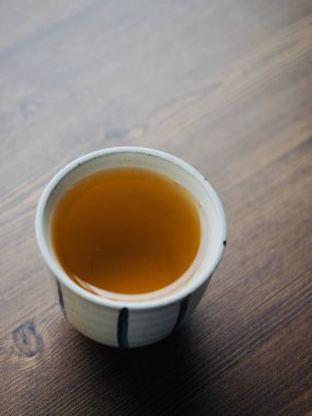 Tahta tahtada çay, porselen fincanlar, siyah çay.