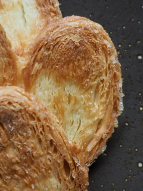 Kalp şeklinde tatlılar, hamur tatlısı, hamur işi malzemeleri.