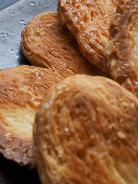 Kalp şeklinde tatlılar, hamur tatlısı, hamur işi malzemeleri.