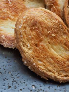 Kalp şeklinde tatlılar, hamur tatlısı, hamur işi malzemeleri.