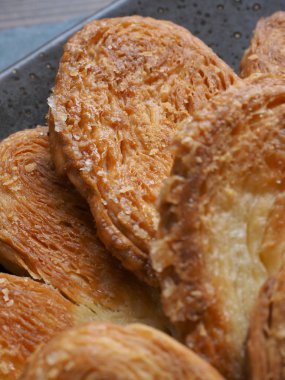 Kalp şeklinde tatlılar, hamur tatlısı, hamur işi malzemeleri.