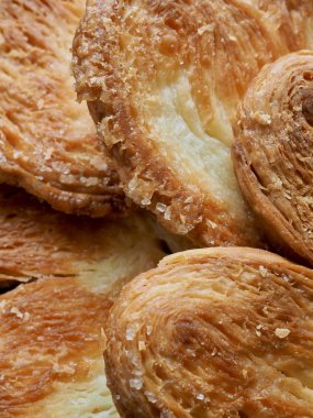 Kalp şeklinde tatlılar, hamur tatlısı, hamur işi malzemeleri.