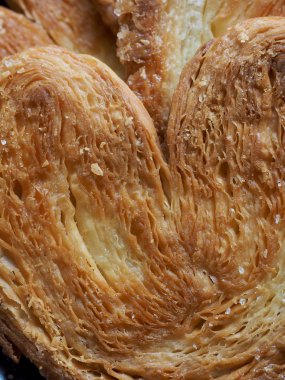 Kalp şeklinde tatlılar, hamur tatlısı, hamur işi malzemeleri.