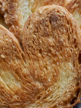 Kalp şeklinde tatlılar, hamur tatlısı, hamur işi malzemeleri.