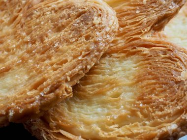 Kalp şeklinde tatlılar, hamur tatlısı, hamur işi malzemeleri.