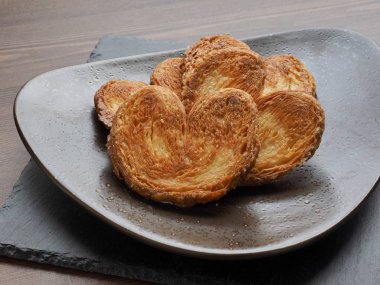 Kalp şeklinde tatlılar, hamur tatlısı, hamur işi malzemeleri.