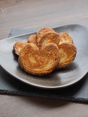 Kalp şeklinde tatlılar, hamur tatlısı, hamur işi malzemeleri.