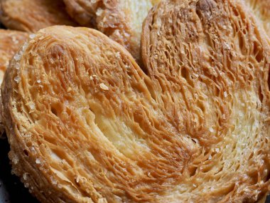 Kalp şeklinde tatlılar, hamur tatlısı, hamur işi malzemeleri.