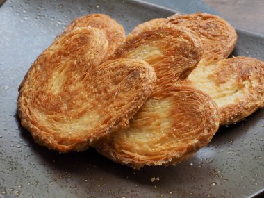 Kalp şeklinde tatlılar, hamur tatlısı, hamur işi malzemeleri.