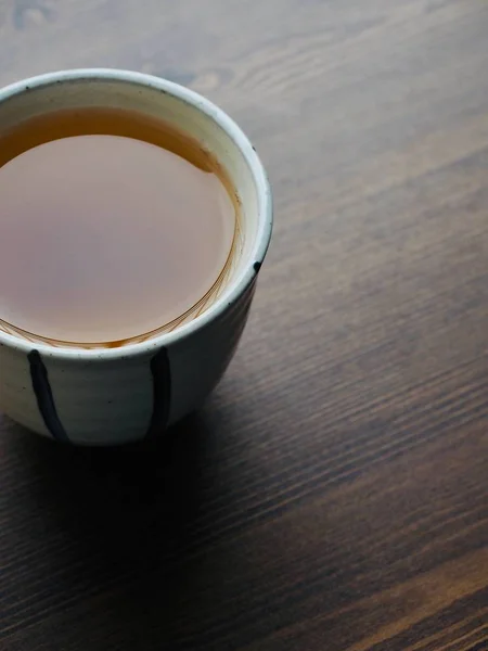 Čaj Dřevěných Prknech Porcelánových Pohárcích Černý Čaj — Stock fotografie