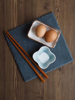 Buğulanmış yumurta, tuz ve yemek çubukları