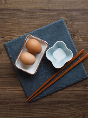 Buğulanmış yumurta, tuz ve yemek çubukları