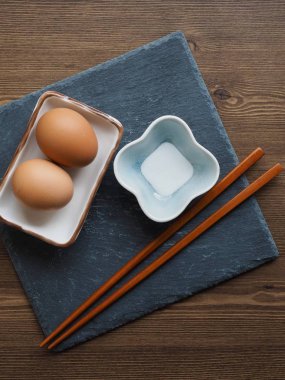 Buğulanmış yumurta, tuz ve yemek çubukları
