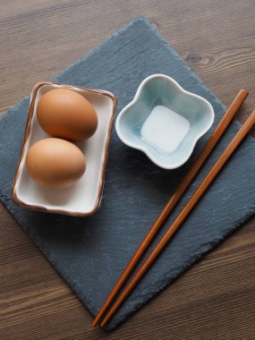 Buğulanmış yumurta, tuz ve yemek çubukları