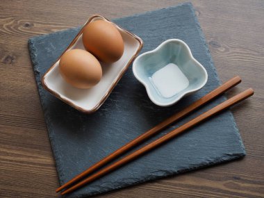 Buğulanmış yumurta, tuz ve yemek çubukları