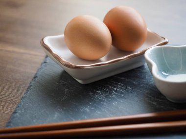 Buğulanmış yumurta, tuz ve yemek çubukları