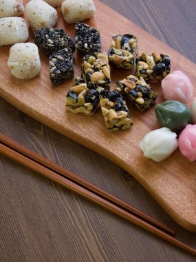 Kore geleneksel tatlılar ve kurabiyeler, Songpyeon, Bal-filledrice Kek, Susam glutinous pirinç kek, Gangjeong