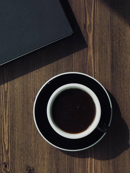 Holzbretthintergrund Mit Kaffee Und Schwarzen Büchern — Stockfoto
