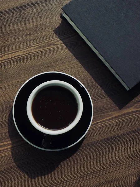 Träskiva Bakgrund Med Kaffe Och Svarta Böcker — Stockfoto