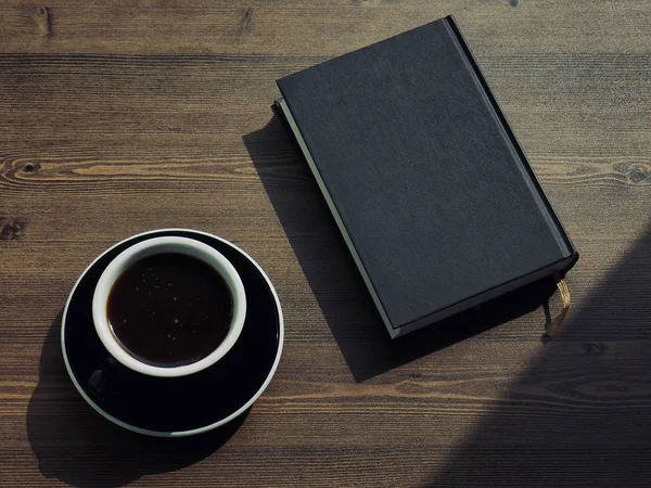 Holzbretthintergrund Mit Kaffee Und Schwarzen Büchern — Stockfoto