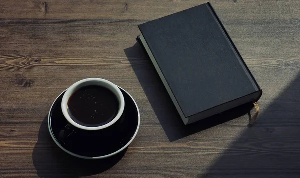 Holzbretthintergrund Mit Kaffee Und Schwarzen Büchern — Stockfoto