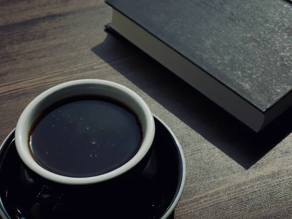 Träskiva Bakgrund Med Kaffe Och Svarta Böcker — Stockfoto