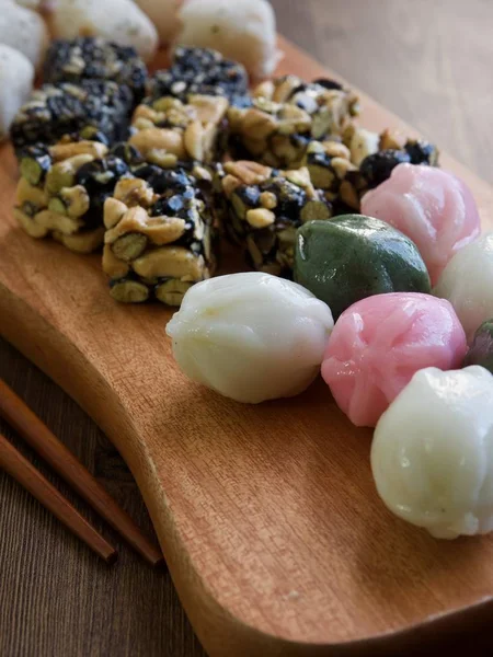 韓国の伝統的なお菓子とクッキー ソンピョン 蜂蜜入りケーキ セサミもち餅 — ストック写真