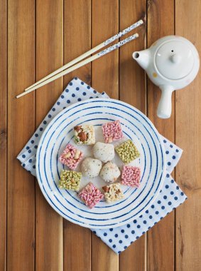 Kore geleneksel aperatifler Sweetricepuffs, siyah susam gangjeong, fıstık gangjeong