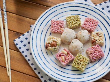 Kore geleneksel aperatifler Sweetricepuffs, Gangjeong ve glutinous pirinç kek