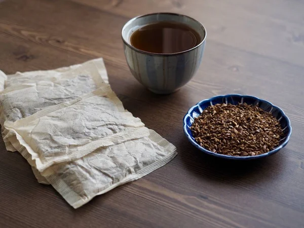 Asya geleneksel çay arpa çayı ve Çay poşeti